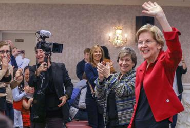 Elizabeth Warren saludando