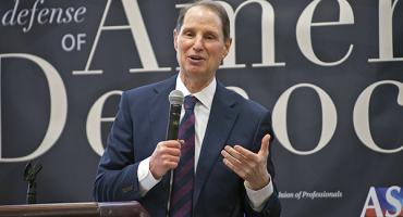 Wyden, un hombre blanco, habla