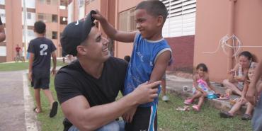 hombre latino y niño pequeño