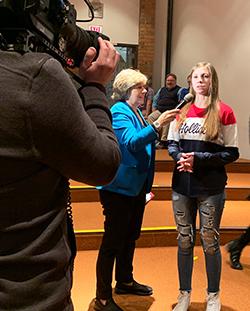 Randi Weingarten con miembros de la comunidad en Lordstown, OH