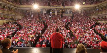 Karen Lewis frente a los miembros de la CTU