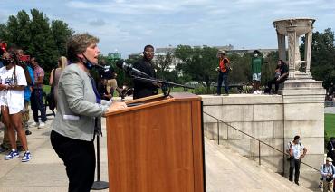 randi weingarten habla en la marcha en washington