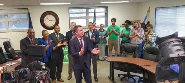 Ralph Northam con miembros de AFT