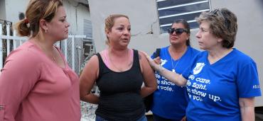 Randi Weingarten con educador en Puerto Rico