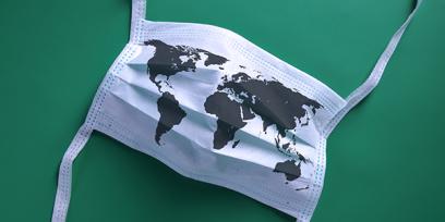 Los continentes del mundo impresos en una máscara médica