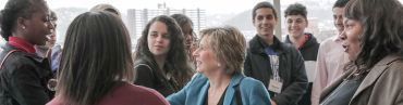 Randi Weingarten con estudiantes en el Foro de Educación