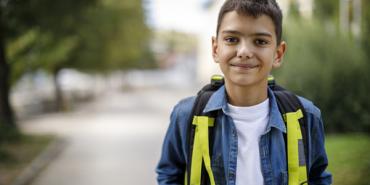 niño en mochilas y sonrisas