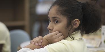 Chica latina en el aula