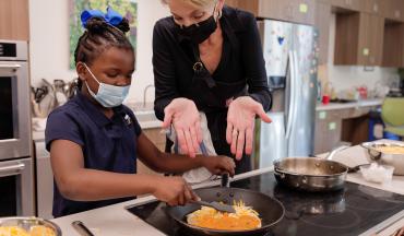 Preparando comidas en la escuela primaria Kimball