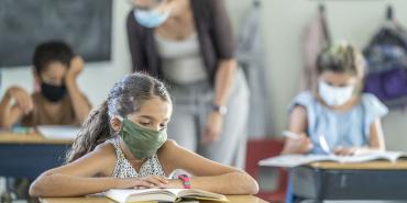 niños en el aula con máscara