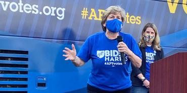 Randi Weingarten en el autobús AFT Votes