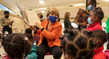 Randi Weingarten reading to students