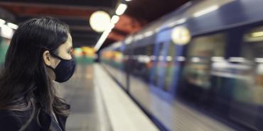 mujer en la plataforma del metro