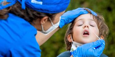 Niño haciéndose una prueba de covid