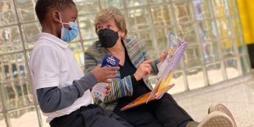 Randi Weingarten reading to student