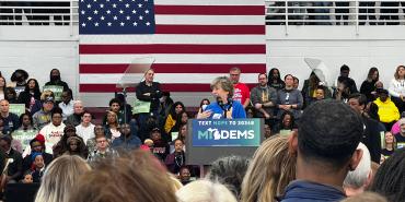 Foto de Randi Weingarten en Detroit con miembros