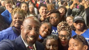 Raphael Warnock con simpatizantes