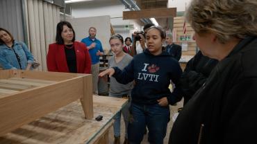 Foto de estudiantes en un programa CTE en Lynn, MA, con el vicegobernador de MA, Kim Driscoll, y el presidente de la AFT, Randi Weingarten.