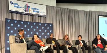 Foto de los oradores desde la izquierda, el moderador Richard Fowler con Ruth Kravetz, Philonise Floyd, Angie Nixon, Kent Wong y Karen Reyes.