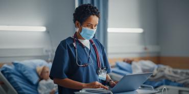 Trabajador de la salud en la computadora portátil