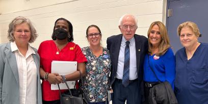 Foto del senador Bernie Sanders (I-Vt.) con la presidenta de HPAE, Debbie White (derecha), y otros panelistas que testificaron durante una audiencia de campo del Comité Senatorial HELP sobre la crisis nacional de enfermería.