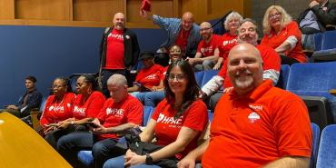 Foto de miembros de HPAE en la audiencia de campo del Comité Senatorial de AYUDA en la Universidad de Rutgers en New Brunswick, Nueva Jersey, sobre la crisis nacional de enfermería.