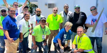 Foto de los miembros de la AFT trabajando como voluntarios en la residencia de ancianos Égida del Maestro