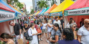 Foto de personas en la Feria del Libro de Miami