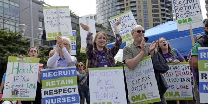 Foto de enfermeras y simpatizantes de OSHU en huelga con carteles.