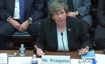 Randi Weingarten testificando en la audiencia