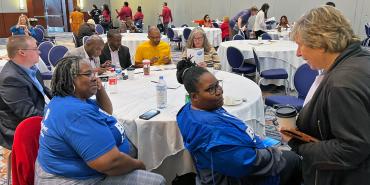 Foto del presidente de la AFT, Randi Weingarten, saludando a los miembros del Consejo de Empleados Profesionales de Maryland.