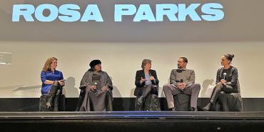 Foto de los participantes en el escenario del panel de Rosa Parks