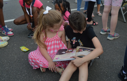 Foto de niños leyendo juntos en un evento de ROTW en Sachem, NY