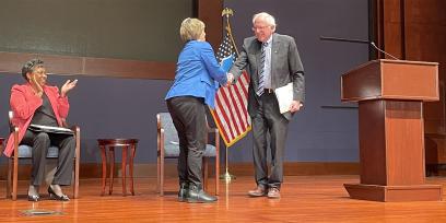 El presidente de la AFT, Randi Weingarten, con el senador Bernie Sanders