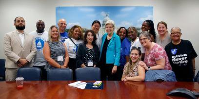 Foto de miembros de BTU con la senadora Elizabeth Warren en AFT Lobby Day 2023