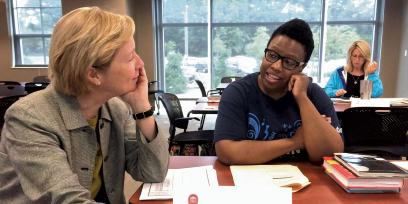 Kelly Butler (izquierda) habla sobre alfabetización y liderazgo con un director de Mississippi durante una sesión de desarrollo profesional.