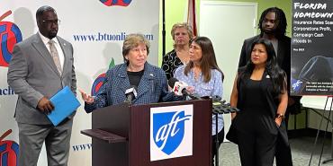 Weingarten habla en una conferencia de prensa en el condado de Broward, FL.