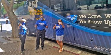 Foto de oficiales de AFT frente al autobús AFT Votes