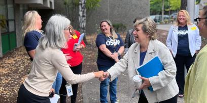Photo of AFT President Randi Weingarten, right, being greeted by Greenway Principal Jennifer Whitten.