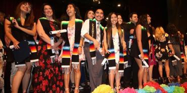 Foto de estudiantes celebrando en la ceremonia de premiación.