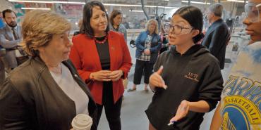 Randi Weingarten visitando la escuela secundaria de Massachusetts