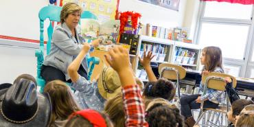 Randi Weingarten con estudiantes de primaria