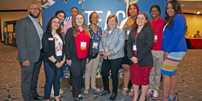 Foto del presidente de AFT, Randi Weingarten, centro, con estudiantes y educadores que asisten a la conferencia TEACH de AFT en Washington, DC, el 21 de julio.