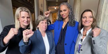 Foto de Randi Weingarten y otros líderes en el AI Insight Forum organizado por el líder de la mayoría del Senado, Chuck Schumer, el 13 de septiembre.