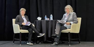 Foto del presidente de la AFT, Randi Weingarten, izquierda, con Jill Cohenour de la Federación de Empleados Públicos de Montana, quien preside el programa y el consejo de políticas de Empleados Públicos de la AFT.