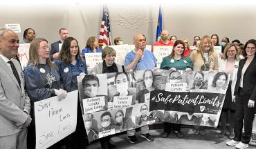 Randi Weingarten y los miembros del sindicato AFT CT Healthcare se unieron a los líderes legislativos el lunes 23 de enero para anunciar recetas de políticas para la actual crisis de atención al paciente de Connecticut. En una rueda de prensa del Capitolio, las enfermeras y los profesionales de la salud aliados pidieron a los legisladores que adopten propuestas que aborden la dotación de personal insegura, establezcan límites seguros para los pacientes y protejan los servicios de salud vitales.