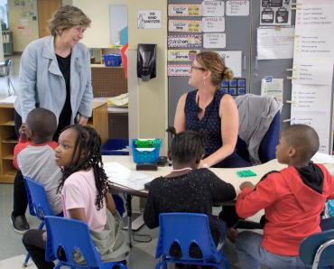 Foto del presidente de la AFT, Randi Weingarten, izquierda, visitando a educadores y estudiantes en el Centro de Primera Infancia Makowski en Buffalo, Nueva York, el 2 de junio de 2022.