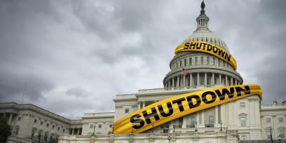Foto del edificio del Capitolio envuelta en cinta amarilla que dice "Cierre"