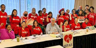 En junio, los miembros de HPAE del Centro Médico Palisades en North Bergen, Nueva Jersey, ratificaron por abrumadora mayoría un contrato histórico que estableció proporciones de pacientes por personal por primera vez.