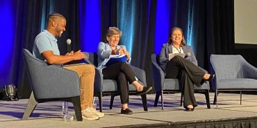 (de izquierda a derecha) Michael Donaldson, miembro del sindicato de docentes de Washington, Randi Weingarten, presidenta de la AFT, y Amy Pannoni, vicepresidenta y asesora general adjunta de Microsoft.